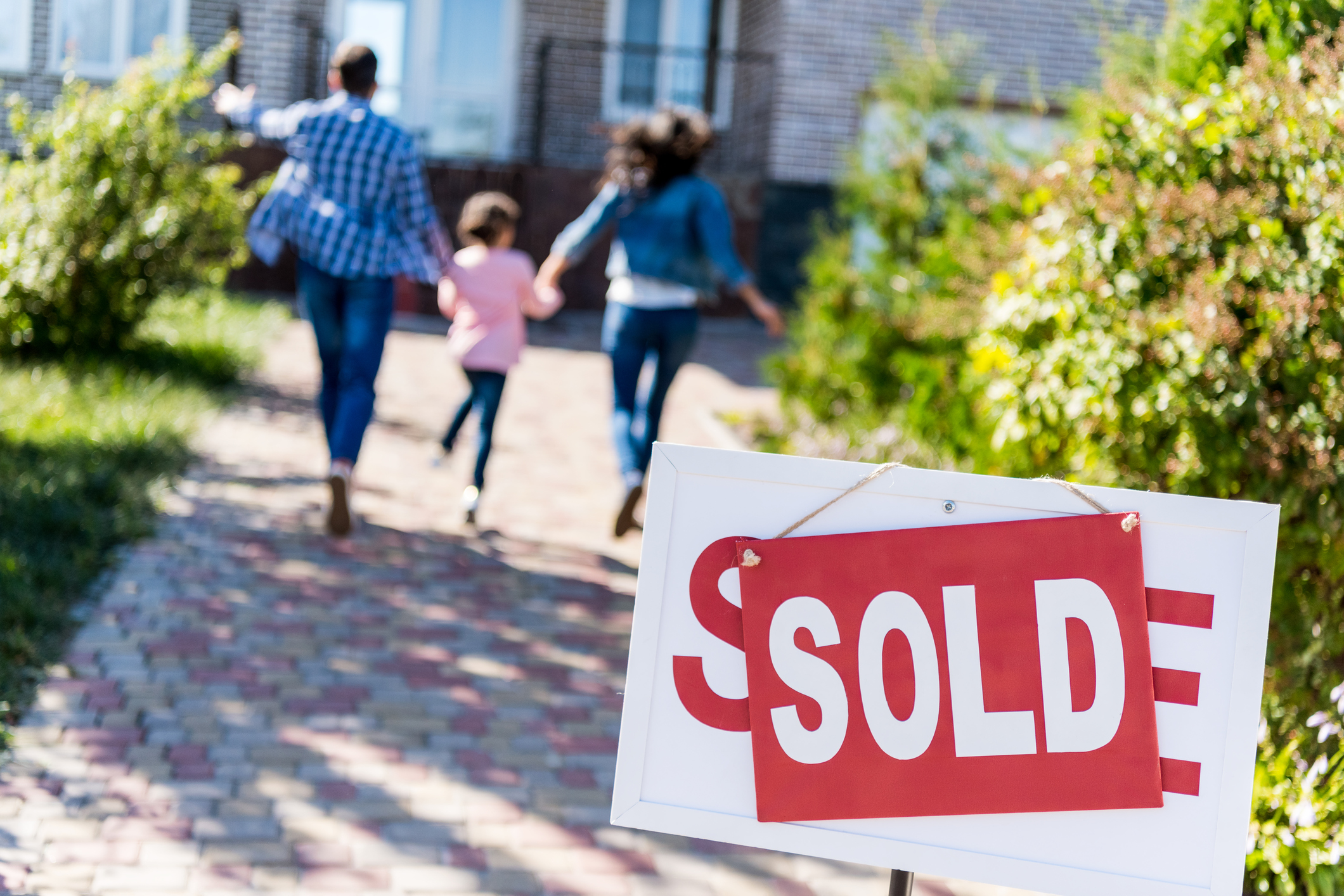 family running to new house