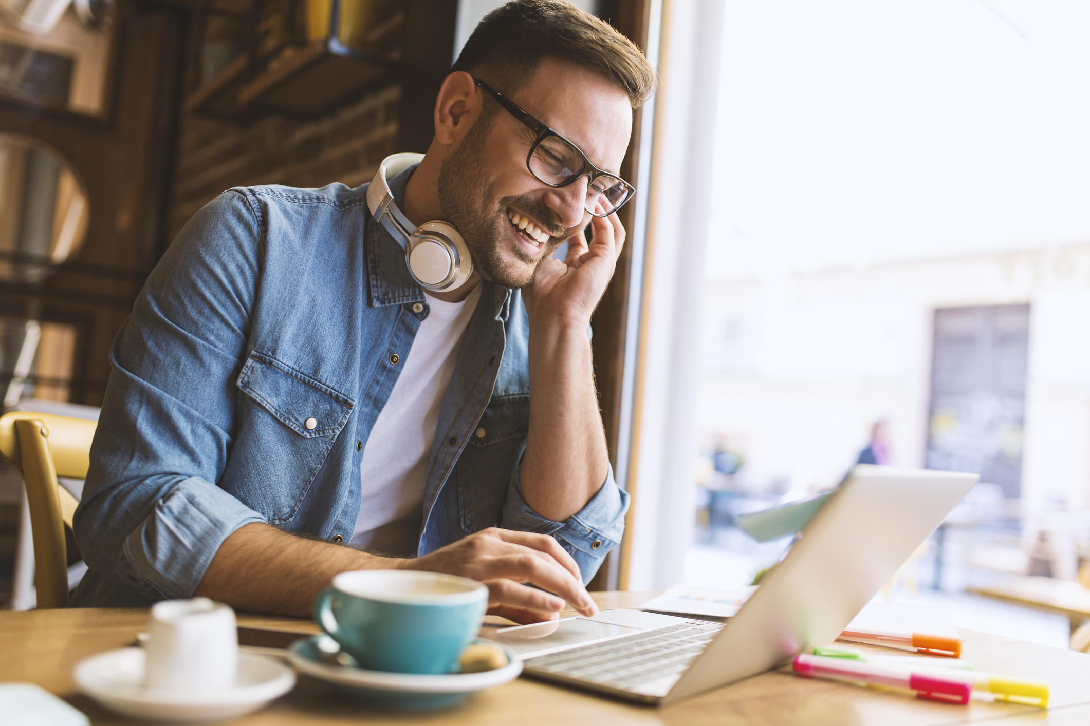 man working remotely from the coffeehouse