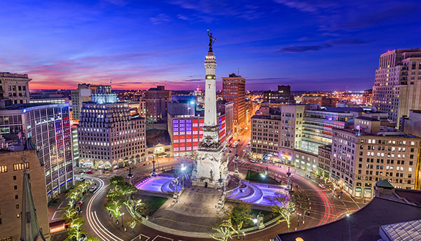 Horizonte de la ciudad de Indianápolis al atardecer