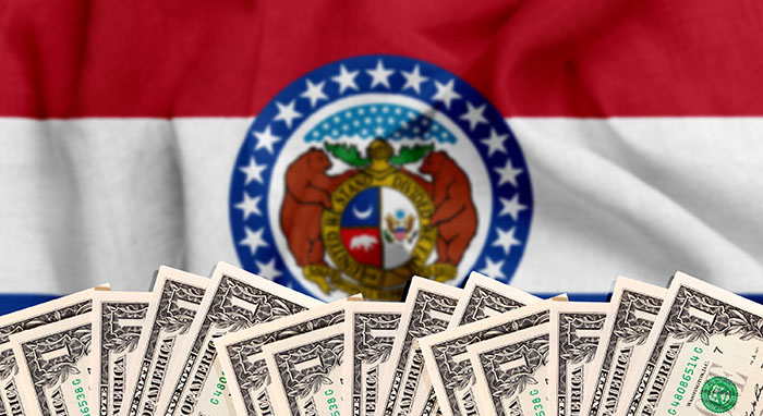 Billetes de 1 dólar delante de la bandera del estado de Missouri