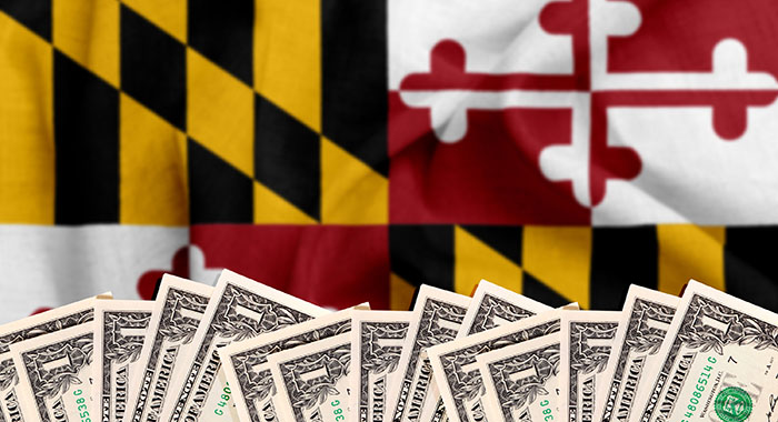 Fila de billetes de dólar delante de la bandera del estado de Maryland