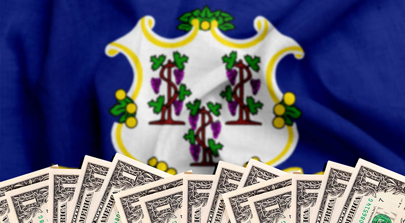 Billetes de 1 dólar delante de la bandera del estado de Connecticut