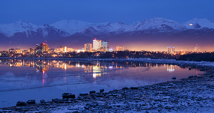 Horizonte nocturno de la ciudad de Anchorage, Alaska